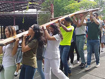 Alumnos de Pureza de María Panamá con la Cruz de la JMJ 2019